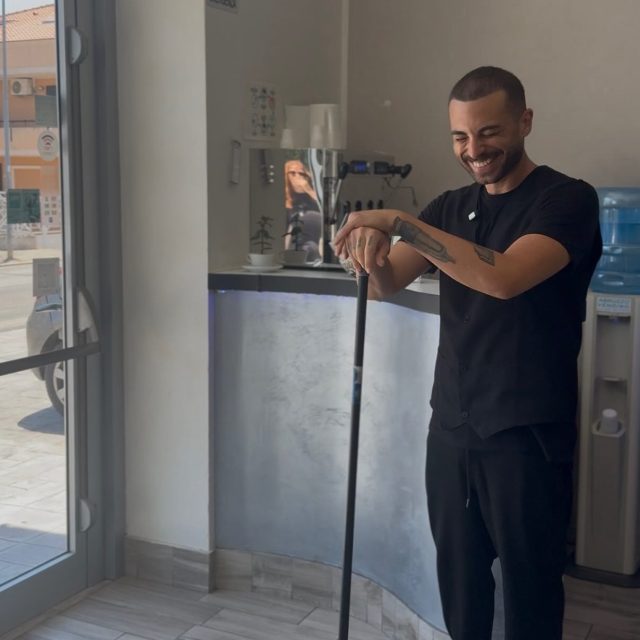Chiama lo 085/4962246 per prenotare un appuntamento💇🏻‍♀️ (ma soprattutto per aiutare il povero @tartancione, dona anche tu un abbraccio confortevole 🥺📞)
#reel #pescara #hair #beatrotraledonne #style