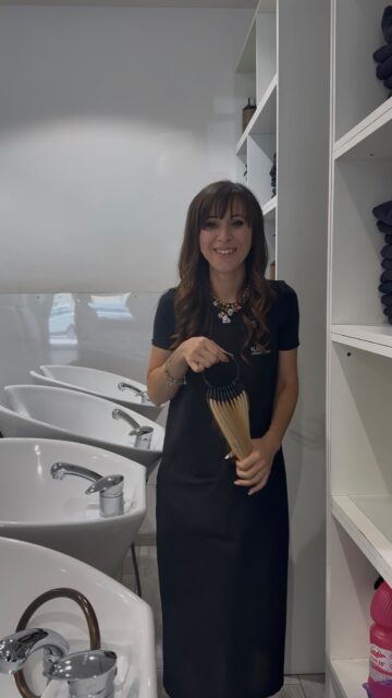 Hai mai notato che i tuoi capelli non sono mai di un unico colore? 💇‍♀️✨

Non scegliamo mai la tonalità “più simile”. Per ottenere un effetto 100% invisibile, combiniamo 2 o 3 nuance diverse. 🎨🏼🎨🏽

Il segreto di un’estensione perfetta? Quando nessuno si accorge che le hai! 😉🤫🏼✨
#greatlengths #pescara #reel #hair #hairstyles