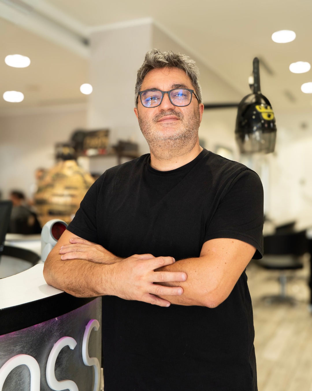 Gianluca, una vita con le mani tra i capelli. ✂️
Il suo percorso inizia a 13 anni, in un salone di Pescara. Nel 1999 apre il suo primo salone, poi arrivano la formazione, le esperienze sulle pedane internazionali e, nel 2006, Klass a Spoltore.
Dal 2002 fa parte del team di formatori Great Lengths. Le extension sono una parte importante della sua esperienza, insieme all’attenzione ai ricci e al taglio su capelli asciutti.
Anni di esperienza, e ancora tanta voglia di imparare e sperimentare.
È questo che Gianluca porta ogni giorno da Klass 🌟
—
𝑲𝒍𝒂𝒔𝒔 𝑷𝒂𝒓𝒓𝒖𝒄𝒄𝒉𝒊𝒆𝒓𝒊
📍 Spoltore — Via Dante Alighieri, 39
📲 Whatasapp +39 392 245 1266
📞 085 496 2246
📩 infoklassparrucchieri@gmail.com