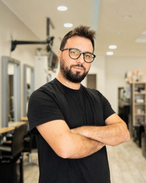 Antonio, un mestiere di famiglia diventato una scelta tutta sua. ✂️
Cresce osservando suo padre e suo nonno al lavoro. A 15 anni si iscrive all’Accademia Cesvim di Foggia e affianca lo studio alla pratica nel salone di famiglia.
La passione c’è, ma sa che le competenze vanno costruite.
Negli anni successivi amplia la sua esperienza, lavora in nuove realtà e approfondisce la tecnica attraverso percorsi di formazione avanzata.
A 21 anni arriva una nuova opportunità: diventare formatore in un’accademia a Pescara. Accetta e porta con sé il desiderio di aprire un proprio salone.
Oggi quel percorso continua da Klass.
Il taglio su capelli asciutti e le acconciature sposa sono due ambiti a cui dedica particolare attenzione, insieme alla formazione e al lavoro quotidiano con il team.
Un lavoro che ha conosciuto in famiglia e che, negli anni, ha imparato a fare a modo suo. 🌟
—
𝑲𝒍𝒂𝒔𝒔 𝑷𝒂𝒓𝒓𝒖𝒄𝒄𝒉𝒊𝒆𝒓𝒊
📍 Spoltore — Via Dante Alighieri, 39
📲 Whatasapp +39 392 245 1266
📞 085 496 2246
📩 infoklassparrucchieri@gmail.com