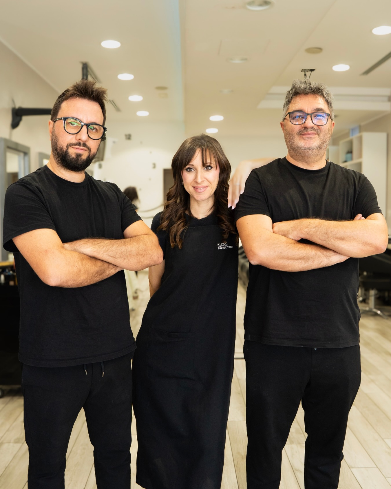 Gianluca, Maria Grazia e Antonio.
Per una volta, tutti e tre fermi nella stessa foto. 😄
In salone ci trovi più spesso con le mani tra i capelli, intenti a confrontarci su un taglio, un colore… o a scambiarci qualche battuta.
Ci piace lavorare così, con il sorriso e con attenzione a quello che facciamo.
Gli anni di esperienza ci accompagnano, la formazione continua a darci nuovi spunti. E tu ci dai ogni giorno un buon motivo per metterli in pratica.
Se ci conosci già, sai di cosa parliamo.
Se non ci conosci ancora, ti aspettiamo da Klass. 🤍
—
𝑲𝒍𝒂𝒔𝒔 𝑷𝒂𝒓𝒓𝒖𝒄𝒄𝒉𝒊𝒆𝒓𝒊
📍 Spoltore — Via Dante Alighieri, 39
📲 Whatasapp +39 392 245 1266
📞 085 496 2246
📩 infoklassparrucchieri@gmail.com